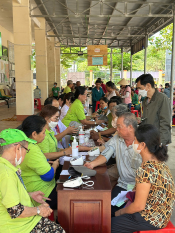 Hội Hữu nghị Việt Nam - Campuchia tổ chức hoạt động thiện nguyện tại Lộc Ninh