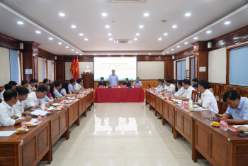 Trưởng ban Tổ chức Tỉnh uỷ làm việc với Ban Thường vụ Huyện uỷ Phú Riềng
