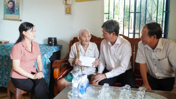 Lãnh đạo thị xã Bình Long thăm, tặng quà đảng viên cao tuổi đảng