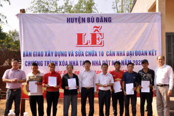 Bù Đăng ban giao thêm 10 căn nhà thuộc Chương trình xóa nhà tạm, nhà dột nát
