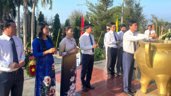 Bù Đăng tổ chức lễ viếng nghĩa trang liệt sĩ