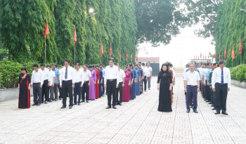 Bình Long tổ chức viếng nghĩa trang liệt sĩ