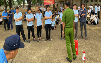 Đội chữa cháy và CNCH huyện Bù Đăng hướng dẫn người dân tích hợp giấy tờ trên VNeID