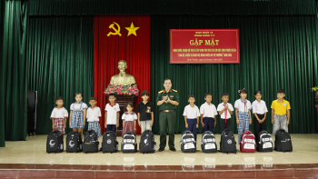 Trung đoàn 717 trao kinh phí hỗ trợ 58 học sinh trong vùng dự án