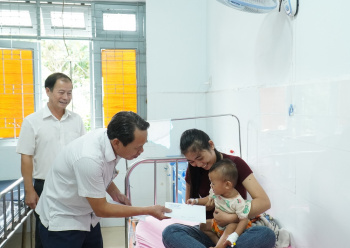 Lãnh đạo thị xã Bình Long thăm, tặng quà trẻ em nhân ngày 01/6