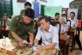 Tân Thiện đẩy mạnh tuyên truyền, hướng dẫn hỗ trợ người dân tích hợp giấy tờ trên VNeID