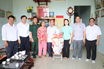 Lãnh đạo thành phố Đồng Xoài thăm, tặng quà gia đình chính sách tiêu biểu