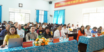 Bình Long tổ chức trao huy hiệu đảng cho các đảng viên cao tuổi đảng