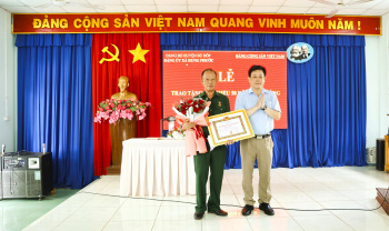 Trao huy hiệu 50 năm tuổi đảng cho đảng viên Nguyễn Văn Hồng