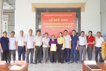 Bàn giao nhà cho người có công tại xã Phú Riềng