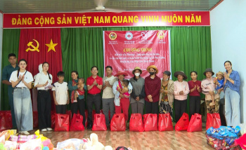 Trao 160 phần quà cho hộ nghèo và học sinh khó khăn