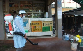 Cán bộ ngành Y tế tỉnh Bình Phước phun xịt hóa chất phòng trừ muỗi.