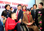 Thứ trưởng Bộ LĐ-TBXH Lê Tấn Dũng trò chuyện cùng người khuyết tật tại chương trình hội ngộ.
