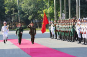 Thượng tướng Phan Văn Giang và Đại tướng Vong Pisen duyệt đội danh dự Quân đội nhân dân Việt Nam