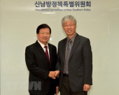 Phó Thủ tướng Trịnh Đình Dũng (trái) gặp, làm việc với Chủ tịch Ủy ban chính sách hướng Nam mới của Hàn Quốc Kim Hyeon-cheol