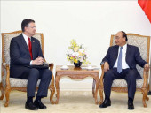 Thủ tướng Nguyễn Xuân Phúc (phải) tiếp Đại sứ Hoa Kỳ tại Việt Nam Daniel J. Kritenbrink