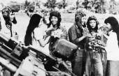 Sáng 2/5/1983, hàng ngàn người dân thủ đô Phnom Penh lưu luyến tiễn đưa cán bộ, chiến sĩ Quân đoàn 4-Binh đoàn Cửu Long quân tình nguyện Việt Nam hoàn thành nghĩa vụ quốc tế, lên đường về nước