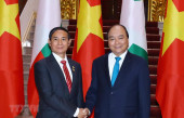 Thủ tướng Nguyễn Xuân Phúc (phải) và Tổng thống Win Myint.