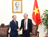Phó Thủ tướng Thường trực Chính phủ Trương Hòa Bình (phải) và Chánh án TANDTC Lào