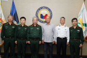 Bộ trưởng Quốc phòng Philippines Delfin N. Lorenzana chụp ảnh chung với Đoàn đại biểu cấp cao Bộ Quốc phòng Việt Nam (Ảnh: Bqp.vn)
