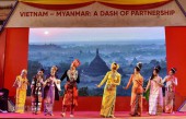 Một tiết mục văn nghệ tại chương trình giao lưu văn hóa Việt Nam-Myanmar "Những sắc màu truyền thống và hiện đại" (Ảnh: TTXVN phát)