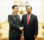 Thượng tướng Phan Văn Giang chào xã giao Đại tướng Tea Banh.