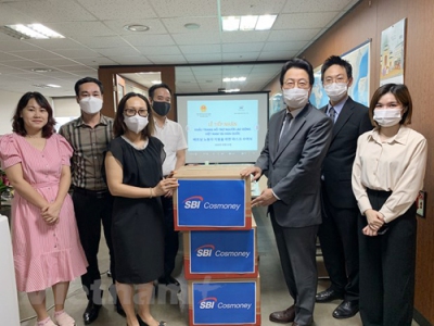 Ban Quản lý lao động Việt Nam tại Hàn Quốc tiếp nhận số khẩu trang do Công ty SBI Cosmoney trao tặng (Ảnh: Vietnam+)