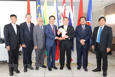 Các đại sứ ASEAN chụp ảnh lưu niệm.