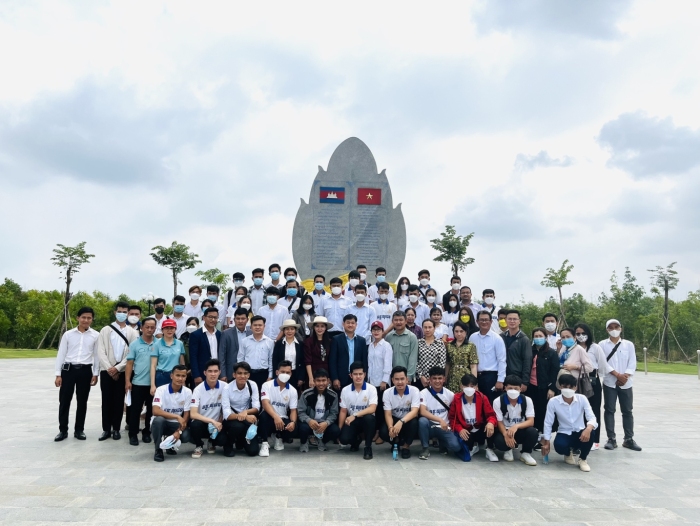 Đoàn Tổng Lãnh sự Vương quốc Campuchia tại thành phố Hồ Chí Minh cùng 50 sinh viên Campuchia đang học tại thành phố Hồ Chí Minh đến tham quan tại tỉnh