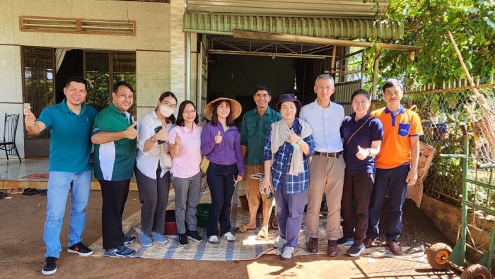 Khách hàng nước ngoài tham quan vườn canh tác hồ tiêu sạch tại xã Đức Liễu, huyện Bù Đăng thuộc Chương trình “Phát triển chuỗi cung ứng hồ tiêu bền vững”