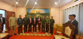 Đoàn cán bộ tỉnh Bình Phước thăm, chúc Tết cổ truyền Chol Chnăm Thmây năm 2023 tại tỉnh Stung Treng, Vương quốc Campuchia.