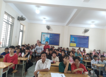 Đoàn từ thiện tặng quà cho trẻ em có hoàn cảnh khó khăn tại xã Lộc Hiệp, huyện Lộc Ninh