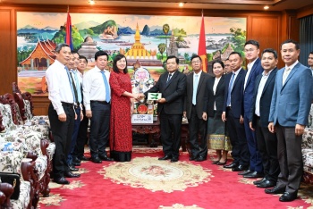 Đoàn công tác tỉnh Bình Phước chúc tết Bun Pi May tại tỉnh Champasak