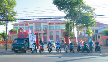 Trung tâm Y tế huyện Phú Riềng: Tuyên truyền lưu động hưởng ứng Tháng hành động Quốc gia về phòng, chống bệnh HIV/AIDS năm 2024