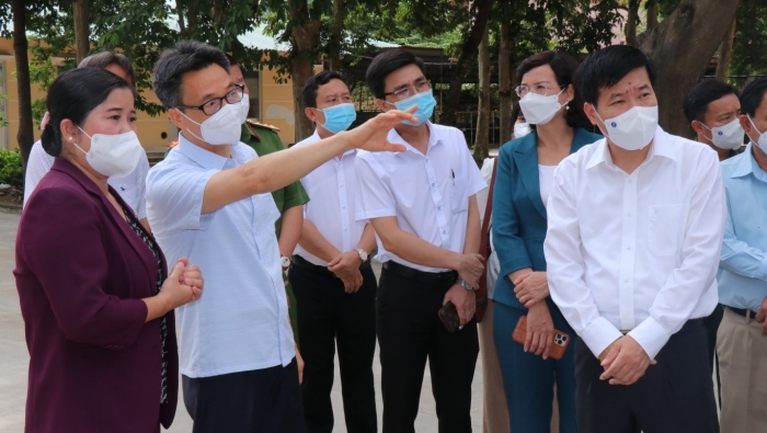 Phó Thủ tướng Vũ Đức Đam kiểm tra bệnh viện dã chiến tại Bình Phước