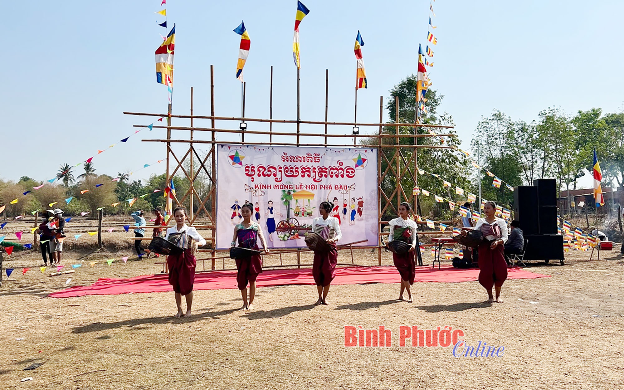 Điệu múa đánh bắt cá của đồng bào Khmer tại lễ hội Phá Bàu