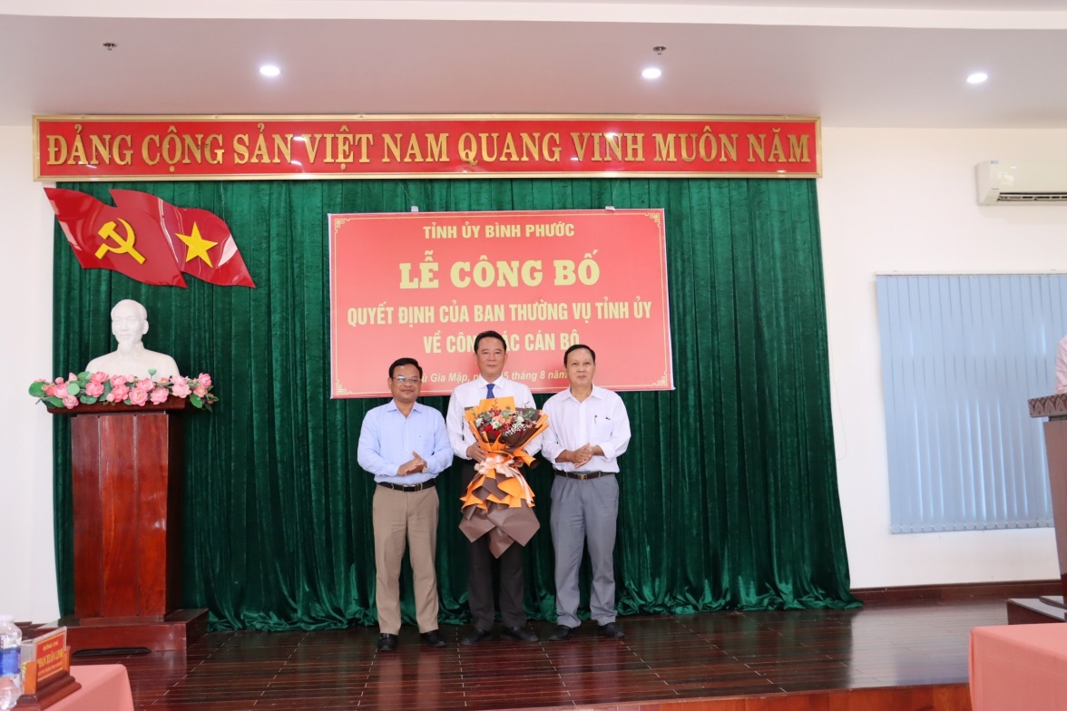Lãnh đạo Ban Dân tộc tỉnh tặng hoa chúc mừng tân Bí thư Huyện ủy Bù Gia Mập Lý Trọng Nhân