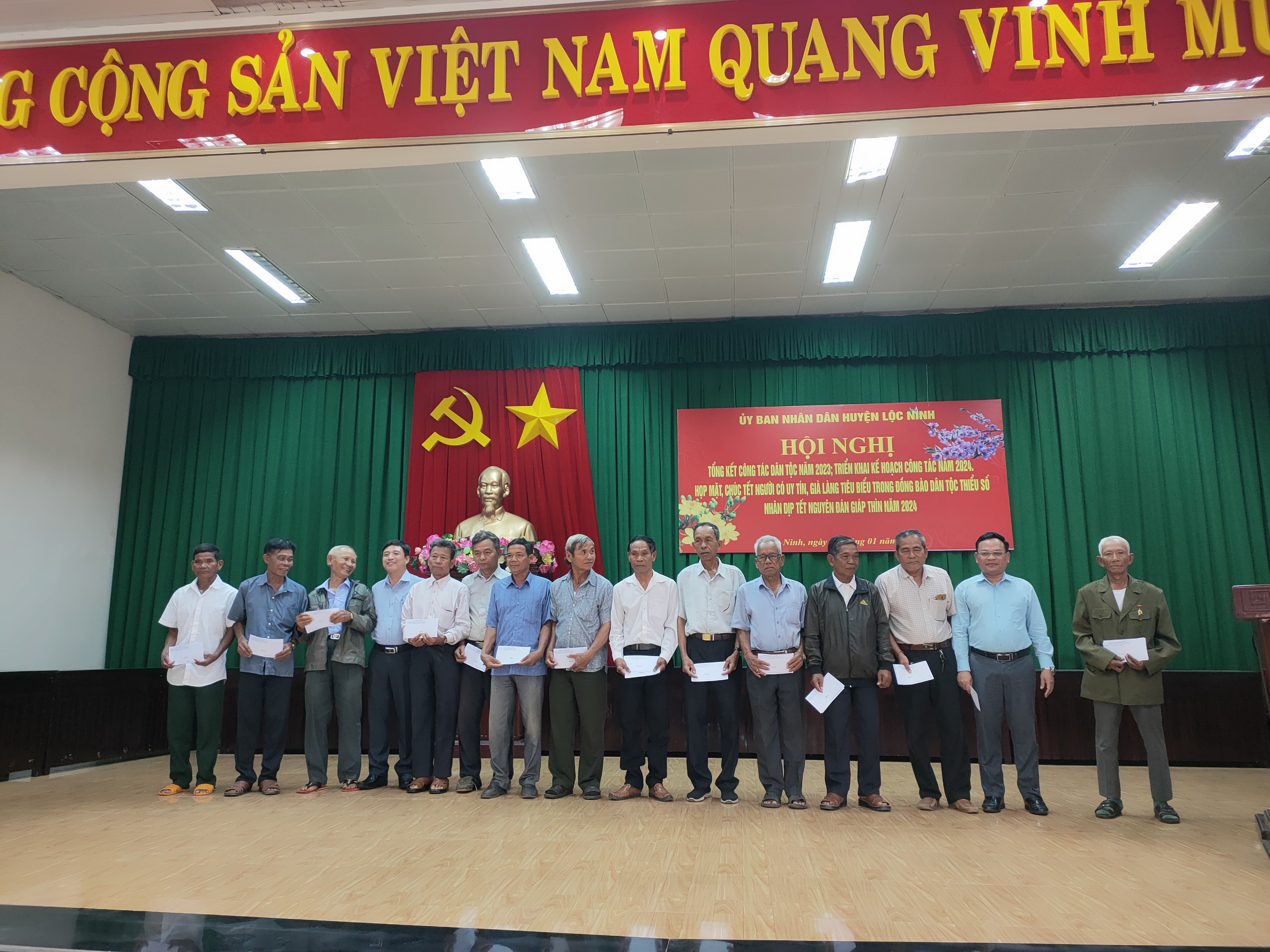 Ban Dân tộc tỉnh Bình Phước thăm, tặng quà cho 431 người có uy tín và già làng tiêu biểu trong đồng bào dân tộc thiểu số nhân dịp Tết cổ truyền