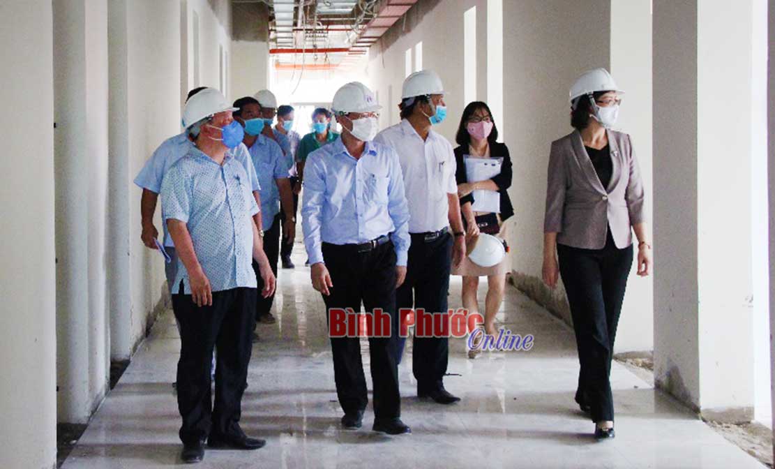 Vice-Chairwoman of the Provincial People's Committee, Ms. Tran Tuyet Minh checked the progress of 2 projects