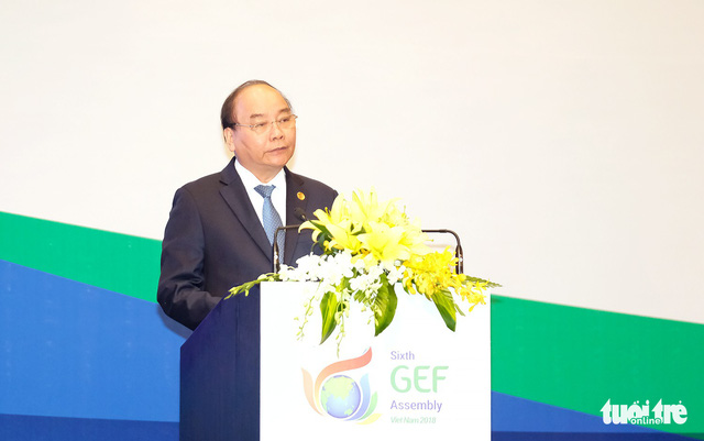 Thủ tướng Nguyễn Xuân Phúc phát biểu khai mạc kỳ họp thứ 6 đại hội đồng Quỹ Môi trường toàn cầu sáng 27-6 - Ảnh: TRƯỜNG TRUNG