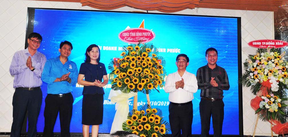 Thay mặt UBND tỉnh, Phó Chủ tịch UBND tỉnh Huỳnh Thị Hằng tặng lẵng hoa chúc mừng Hội Doanh nhân trẻ tỉnh