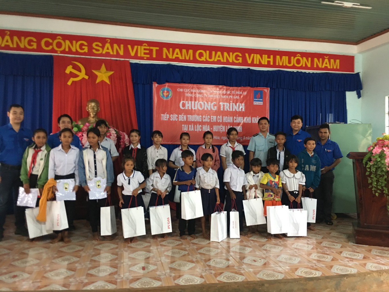 Chi cục HQCK QT Hoa Lư phối hợp với Tổng công ty Khí Việt Nam thực hiện chương trình thiện nguyện tiếp sức đến trường các em có hoàn cảnh khó khăn tại xã Lộc Hòa huyện Lộc Ninh tỉnh Bình Phước