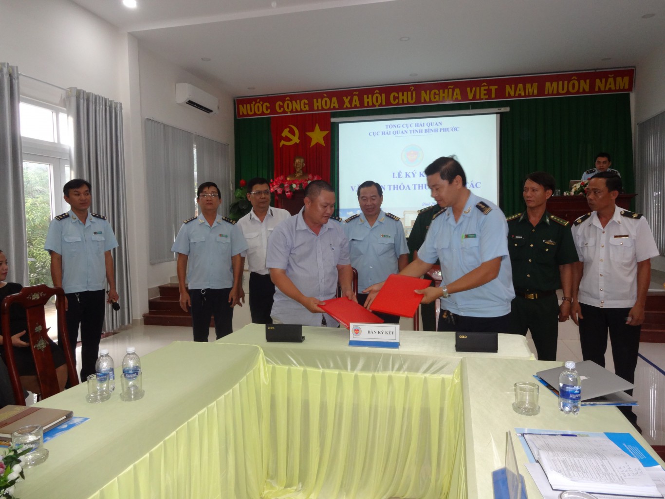 Chi cục Hải quan CKQT Hoa Lư đã ký kết thỏa thuận hợp tác với Công ty TNHH MTV Nông sản Quỳnh Trung