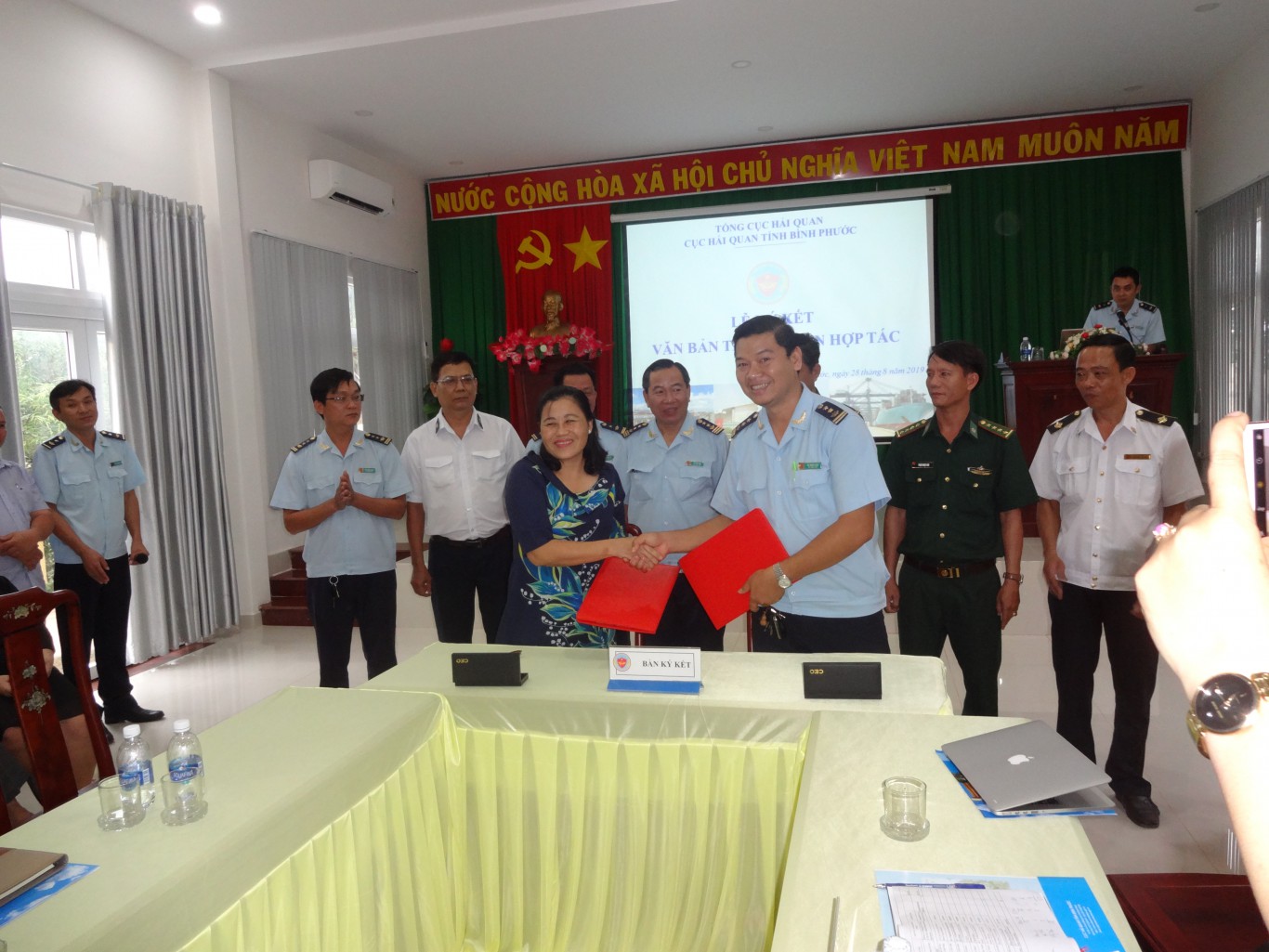 Chi cục Hải quan CKQT Hoa Lư đã ký kết thỏa thuận hợp tác với Công ty TNHH TMDV Vận tải Trung Thông