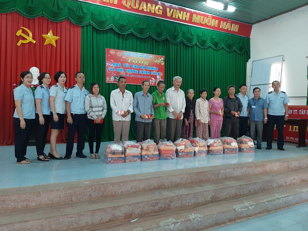 Đội Nghiệp vụ Hải quan Đồng Phú tặng quà cho đồng bào nghèo