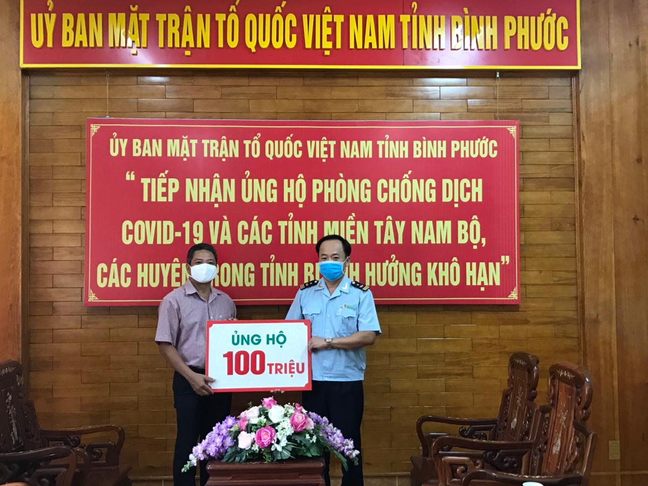 Cục Hải quan tỉnh Bình phước chung tay ủng hộ tiền phòng, chống dịch Covid-19 tại ủy Ban Mặt trận tổ quốc Việt Nam tỉnh Bình Phước