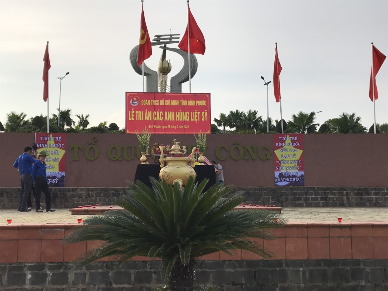 thanh niên Hải quan tỉnh Bình Phước tham gia “Ngày chủ nhật xanh” nhân ngày 27/7.