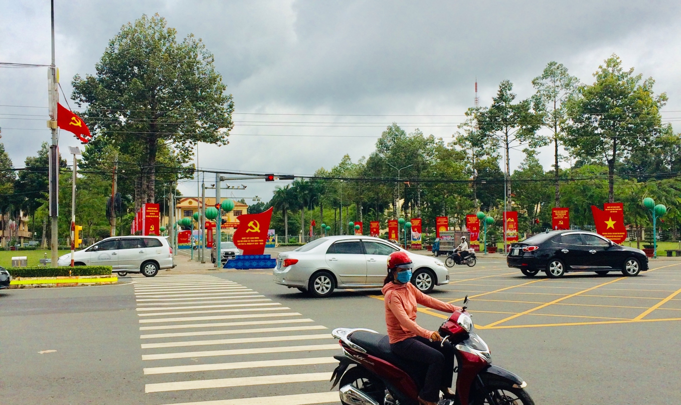 Khung cảnh tươi vui của thành phố Đồng Xoài chào đón Đại hội Đảng bộ tỉnh lần thứ XI, nhiệm kỳ 2020 - 2025