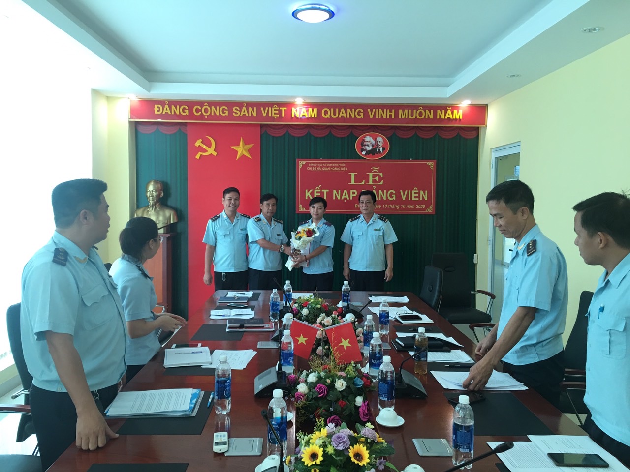 Lễ kết nạp Đảng viên mới Chi bộ Hải quan Hoàng Diệu thuộc Đảng bộ Cục Hải quan