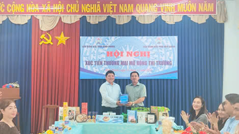 Ông Nguyễn Hoàng Luân - Phó chủ tịch Liên minh HTX tỉnh Hậu Giang (bên trái) và ông Võ Anh Kiệt  - Phó chủ tịch Liên minh HTX tỉnh Bình Phước (bên phải)trao quà lưu niệm